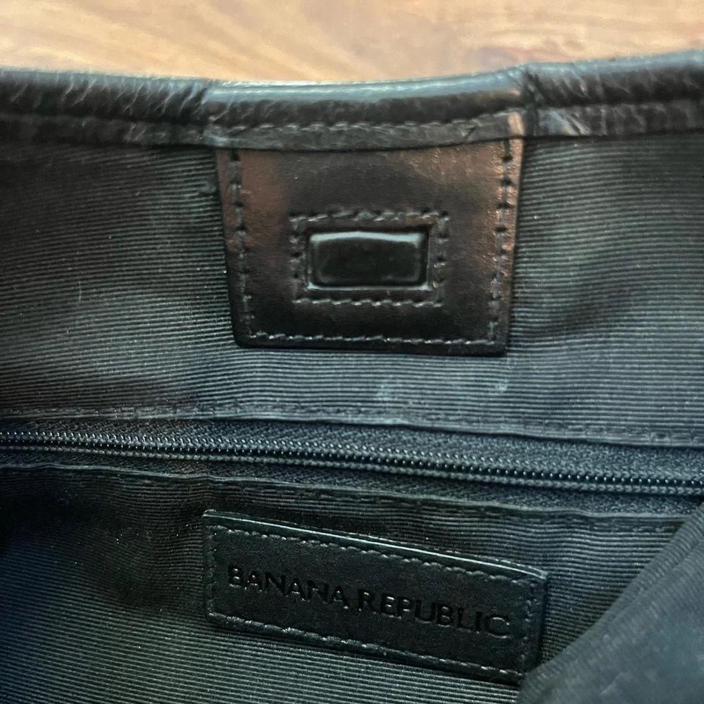 Vintage Banana Republic Classic Black Leather Shoulder Bag - Picture 9 of 16